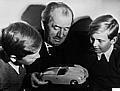 1949: Ferdinand Porsche zeigt seinen Enkelkindern Ferdinand Piëch (rechts) und Ferdinand Alexander Porsche ein Modell des Porsche 356 Nr.1.